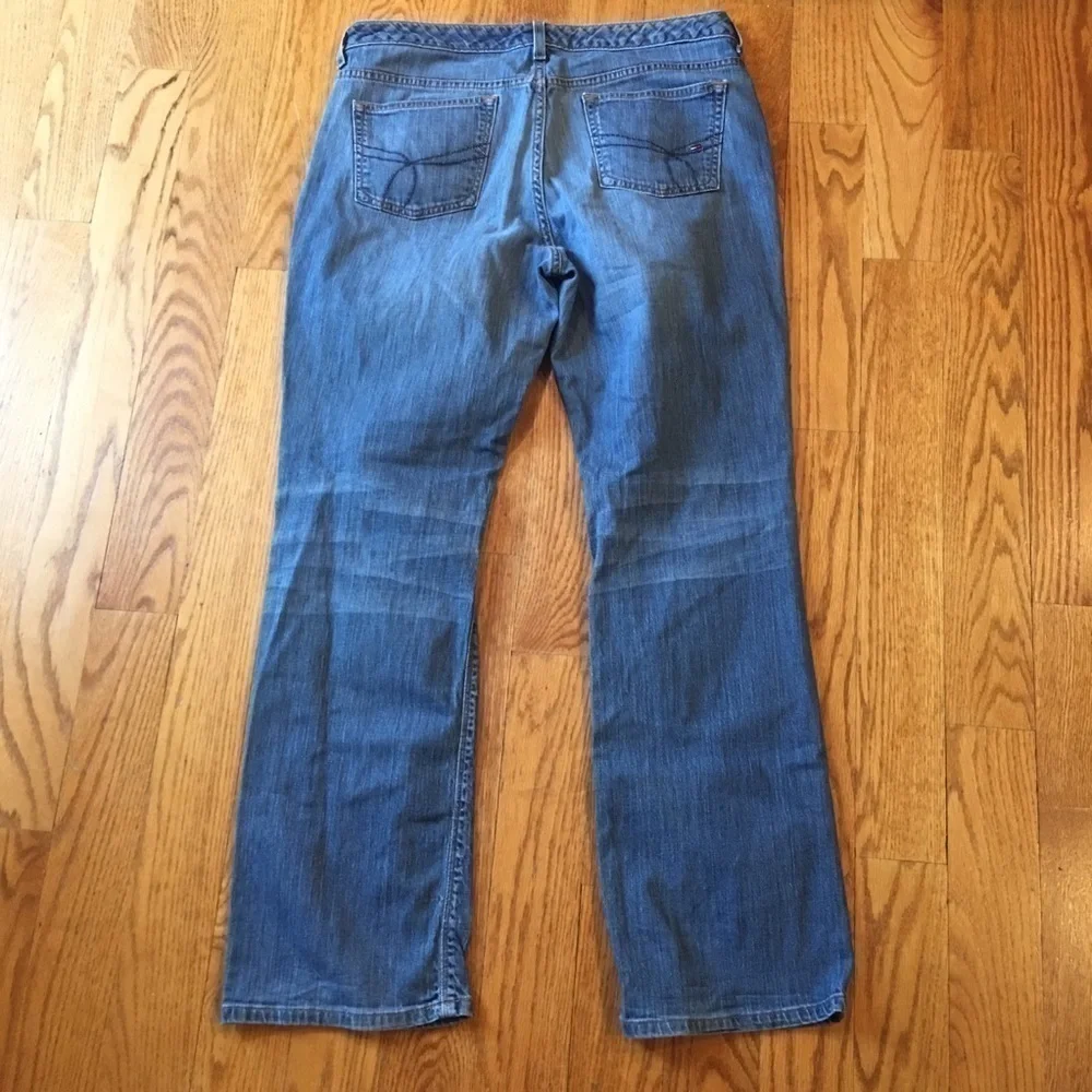 Tommy Hilfiger woman’s straight jeans. No size tag, see measurements